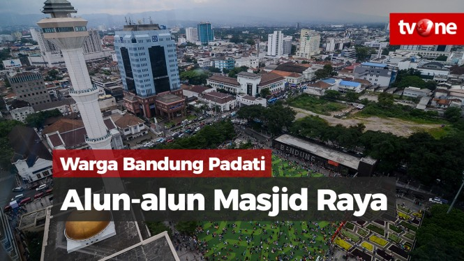 Warga Padati Alun-alun Masjid Raya Bandung
