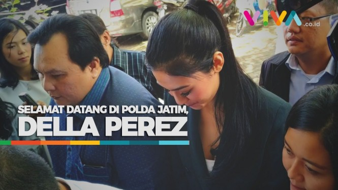 VIDEO: Senyum Della Perez Saat Tiba di Polda Jatim