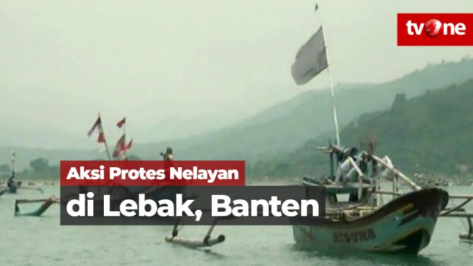 Aksi Protes Nelayan di Atas Perahu Motor