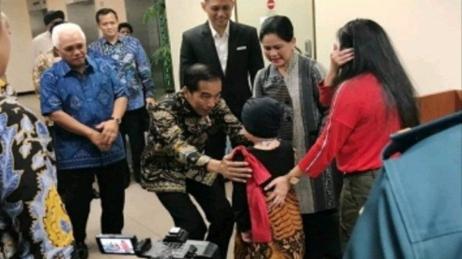 Momen Haru Jokowi Jenguk Putri Denada Yang Terkena Kanker
