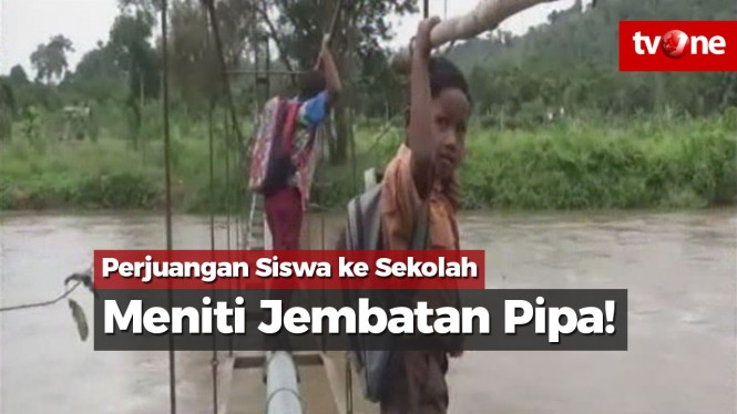 Perjuangan Siswa ke Sekolah, Harus Meniti Jembatan Pipa!