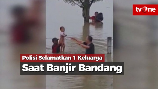 Heboh Polisi Selamatkan Satu Keluarga Saat Banjir Bandang