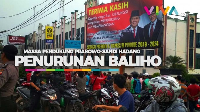 Massa Pendukung Prabowo-Sandi Hadang Petugas Turunkan Baliho