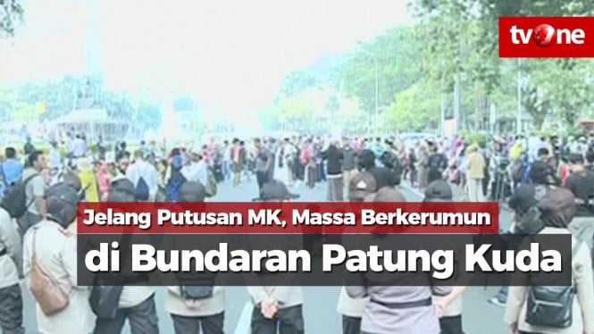 Jelang Putusan MK, Massa Berkerumun di Bundaran Patung Kuda