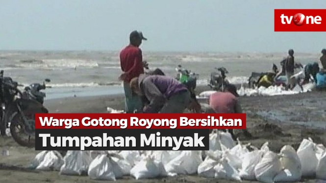 Warga Karawang Bersihkan Tumpahan Minyak Mentah di Pantai