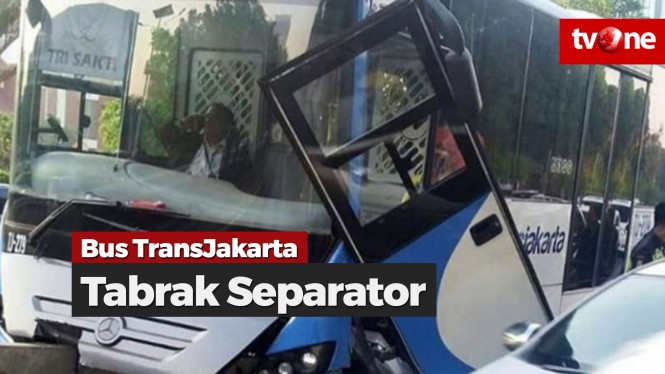Bus TransJakarta Tabrak Separator