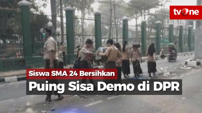 Kena Dampaknya, Siswa SMAN 24 Bersihkan Puing Sisa Demo