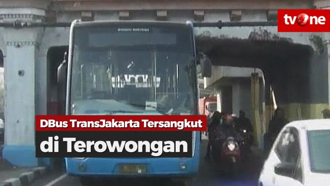 Bus TransJakarta Tersangkut di Kolong Jembatan Kereta Api