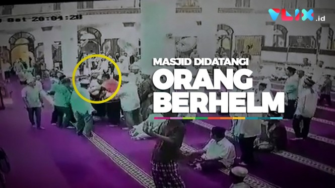 Pria Berhelm Mengamuk dan Banting Mikrofon di Masjid