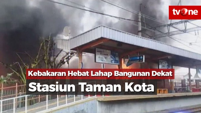 Kebakaran Hebat Lahap Bangunan di Dekat Stasiun Taman Kota