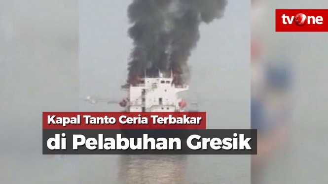 Kapal Tanto Ceria Terbakar di Pelabuhan Gresik