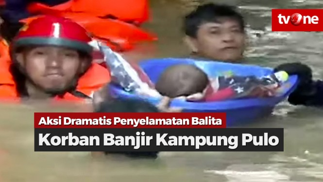 Dramatis! Penyelamatan Balita saat Banjir di Kampung Pulo
