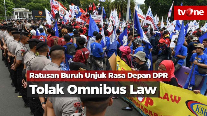 Ratusan Buruh Unjuk Rasa Depan DPR Tolak Omnibus Law