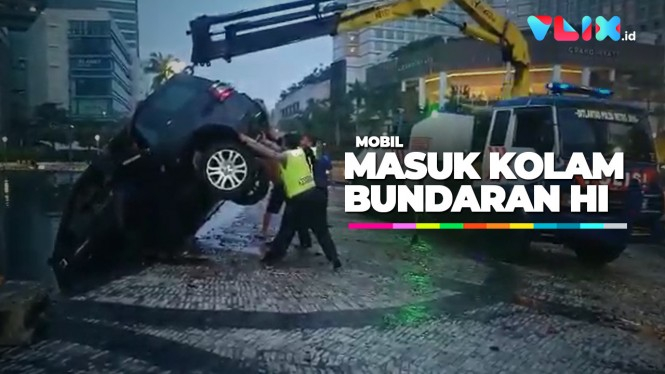 Duh! Land Rover Nyebur ke Bundaran HI Jakarta