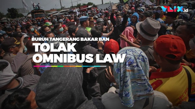 Tolak Omnibus Law, Buruh Tangerang Tutup Jalan Bakar Ban