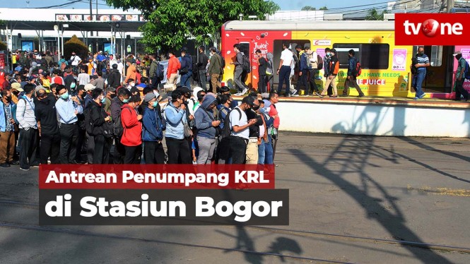 Antrean Panjang Calon Penumpang KRL di Stasiun Besar Bogor