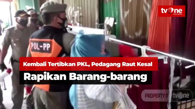 Tertibkan PKL, Pedagang Raut Kesal Rapikan Barang-barang