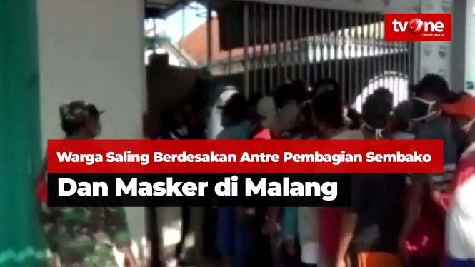 Warga Saling Berdesakan Antre Pembagian Sembako di Malang