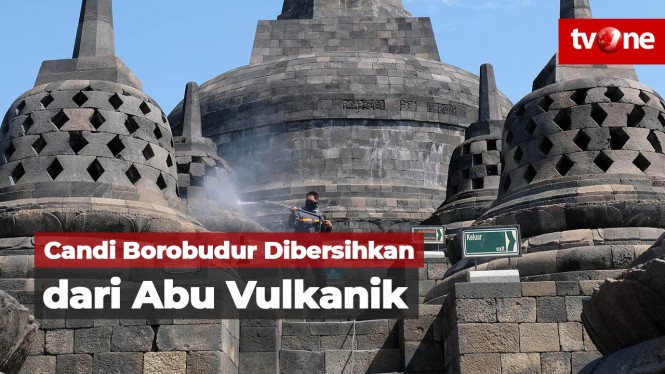 Petugas Bersihkan Abu Vulkanik dari Candi Borobudur