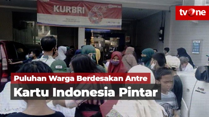 Warga Berdesakan Antre Kartu Indonesia Pintar
