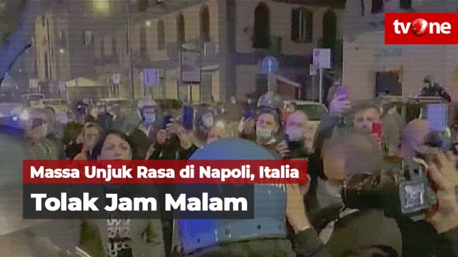 Unjuk Rasa Tolak Jam Malam di Napoli