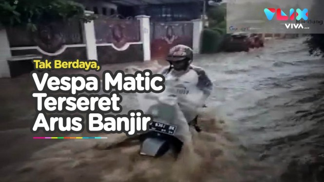Pengendara Vespa Matic Terseret Derasnya Arus Banjir Bandung