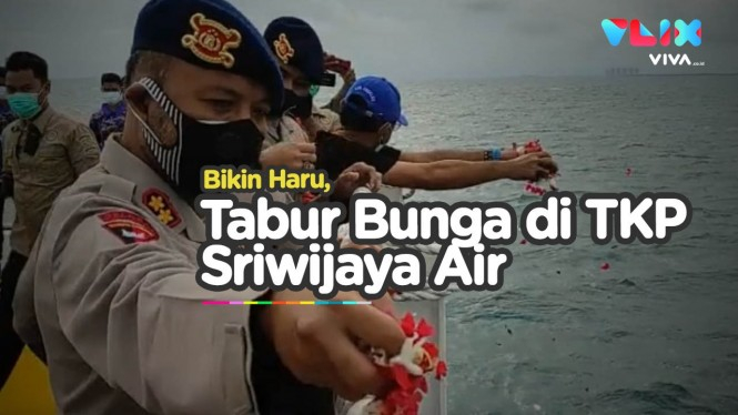 Momen Haru Tabur Bunga di TKP Kecelakaan Sriwijaya Air