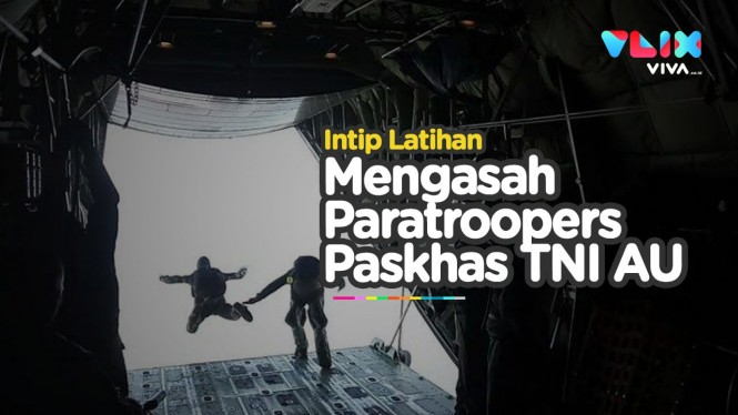 Pasukan 'Baret Jingga' TNI AU Terjun Bebas di Langit Aceh