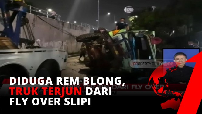 Diduga Rem Blong, Truk Tronton Terjun Bebas Dari Fly Over