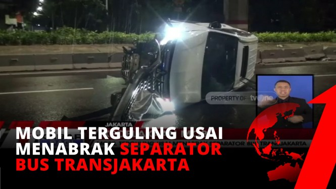 Mobil Terguling Usai Tabrak Separator Bus Transjakarta