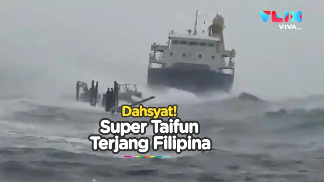 Kapal Ferry Terombang-ambing Diterjang Super Taifun
