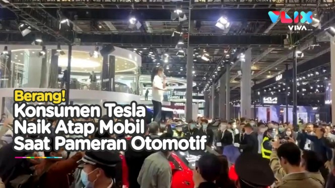 Konsumen Tesla Sampai Naik Atap Mobil Saat Pameran Otomotif!