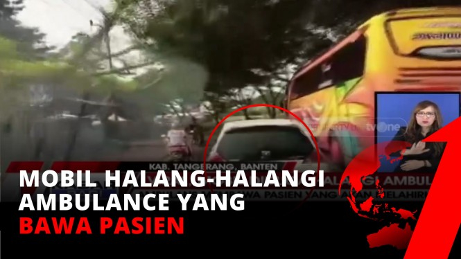 Mobil Halangi Ambulans yang Sedang Membawa Pasien Hamil