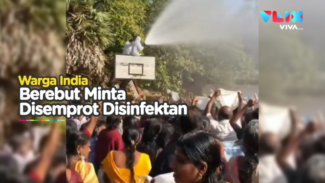 Penyemprotan Disinfektan, Warga India Kumpul di Lapangan