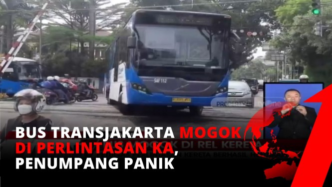 Bus Transjakarta Tiba tiba Mogok di Rel Kereta