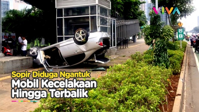 Kecelakaan! Mobil Terbalik di Depan Polda Metro Jaya