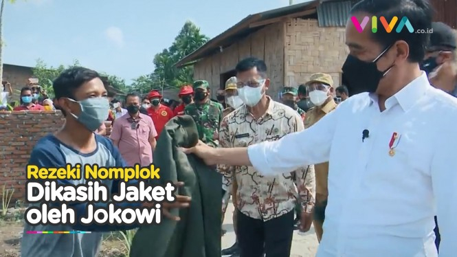 Momen Lucu saat Jokowi Kasih Jaketnya ke Pemuda
