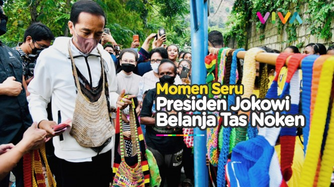 Presiden Jokowi Asyik Berbelanja Tas Noken di Pinggir Jalan