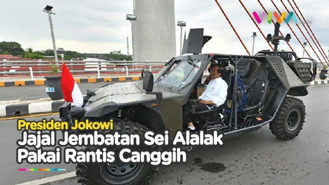 Gaya Jokowi Naik Rantis Menyusuri Jembatan Sei Alalak