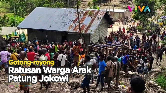Momen Patung Jokowi Diarak Warga ke Puncak Gunung Sunu