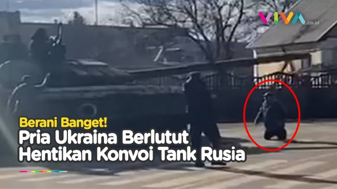 HEBOH! Pria Ukraina Berlutut Hentikan Konvoi Tank Rusia