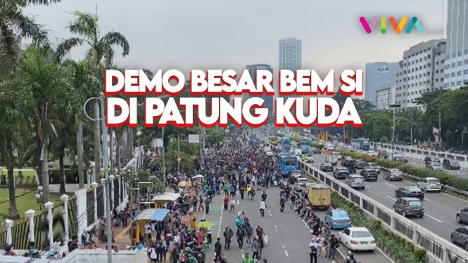 Demonstran Bawa Spanduk 'Jokowi Mundur' hingga 'Pecat Luhut'