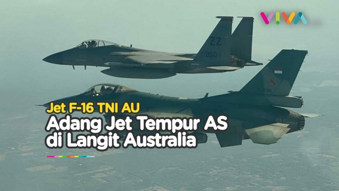 Jet Tempur TNI AU Lakukan Manuver di Depan Jet AS