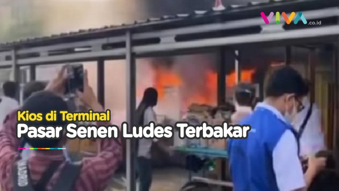 Kobaran Api Melalap Sejumlah Kios di Terminal Pasar Senen