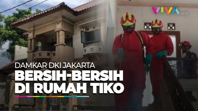 Aksi Personel Damkar Bersih-bersih Rumah Mewah Tiko-Ibu Eny