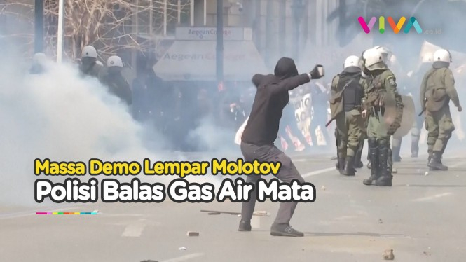 Massa Lempar Bom Molotov ke Polisi Berbalas Gas Air Mata
