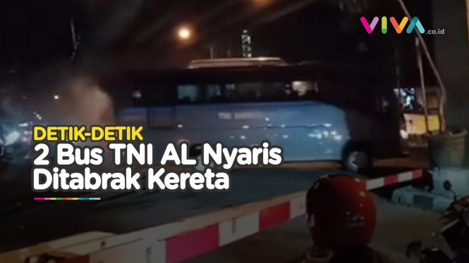 2 Bus TNI AL Terobos Palang Pintu Rel Nyaris Ditabrak Kereta