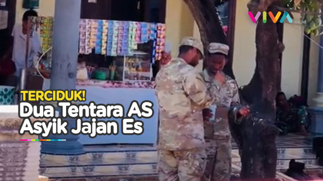 Dua Tentara AS Nikmati Jajanan SD di Warung Situbondo