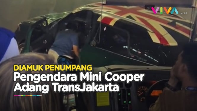 Wanita Bawa Mini Cooper Ngamuk Adang Laju TransJakarta