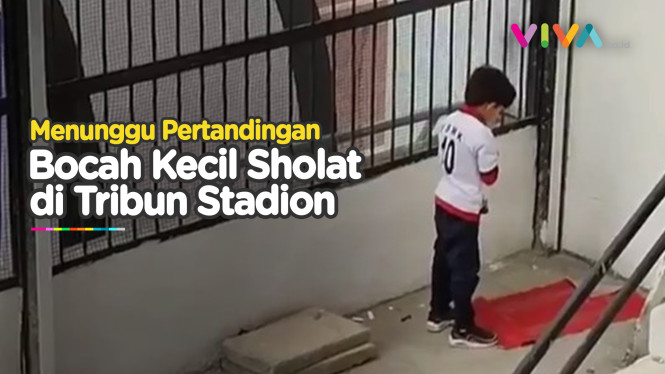 MasyaAllah! Bocah Kejar Sholat di Tribun Stadion Sepakbola